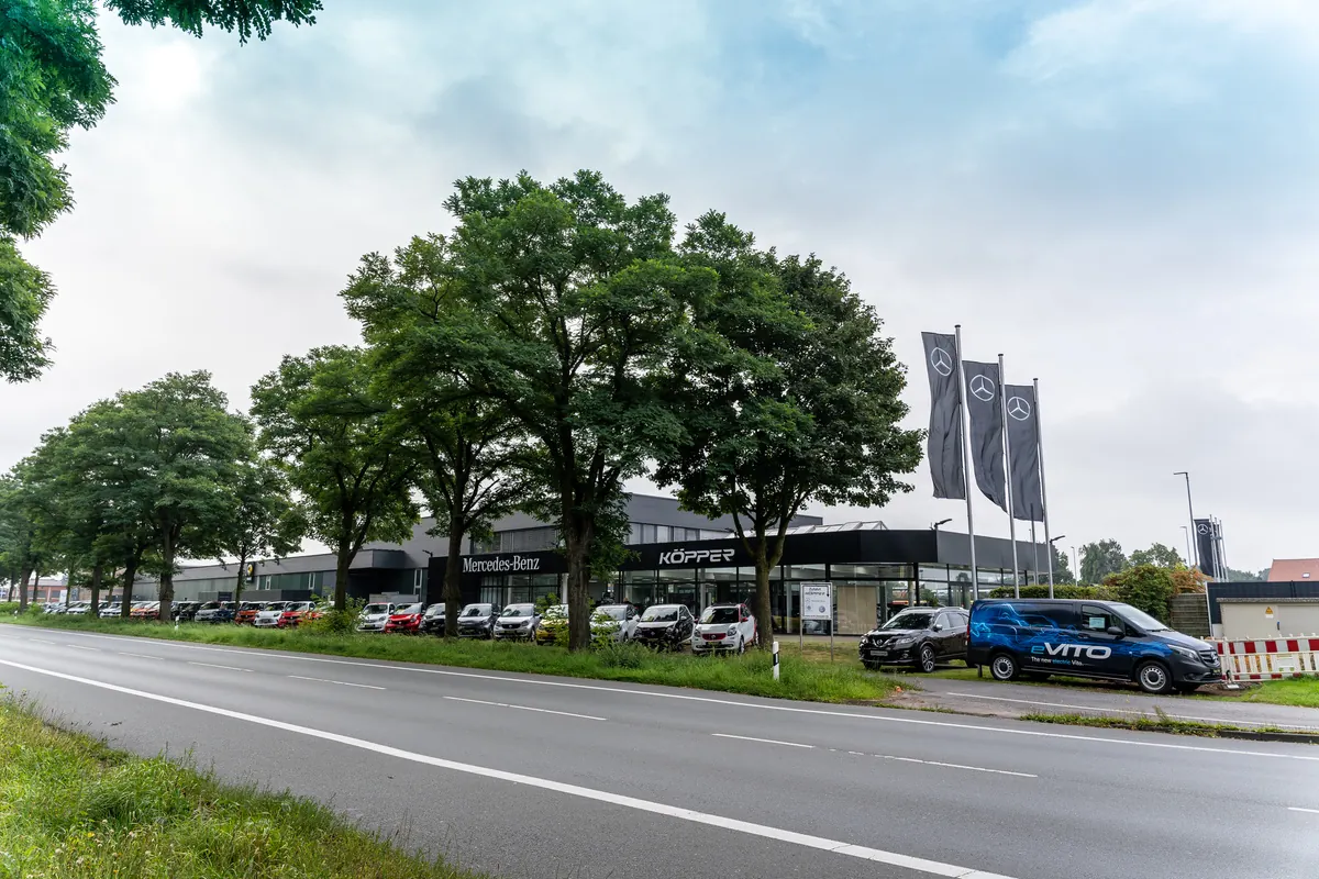 Gebäudeansicht von der Straße aus